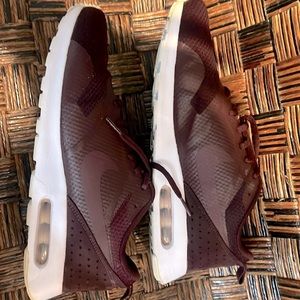 Nike Air Max Tavas lightly used burgundy